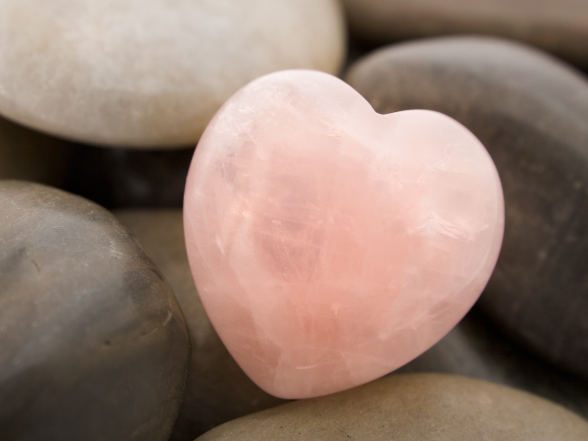 Розовый большой камень в форме сердца