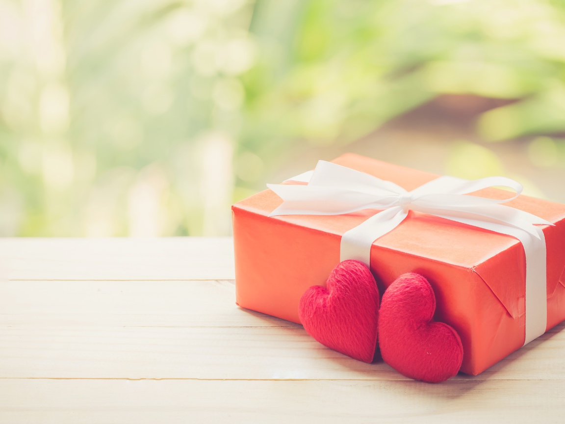 Красная подарочная коробка с красными сердечками