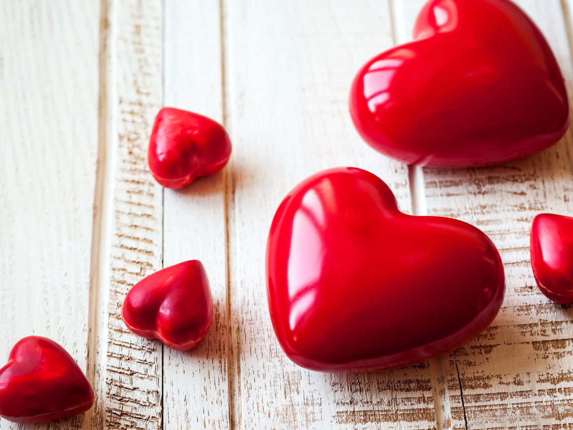 Красные сердца на деревянной поверхности 