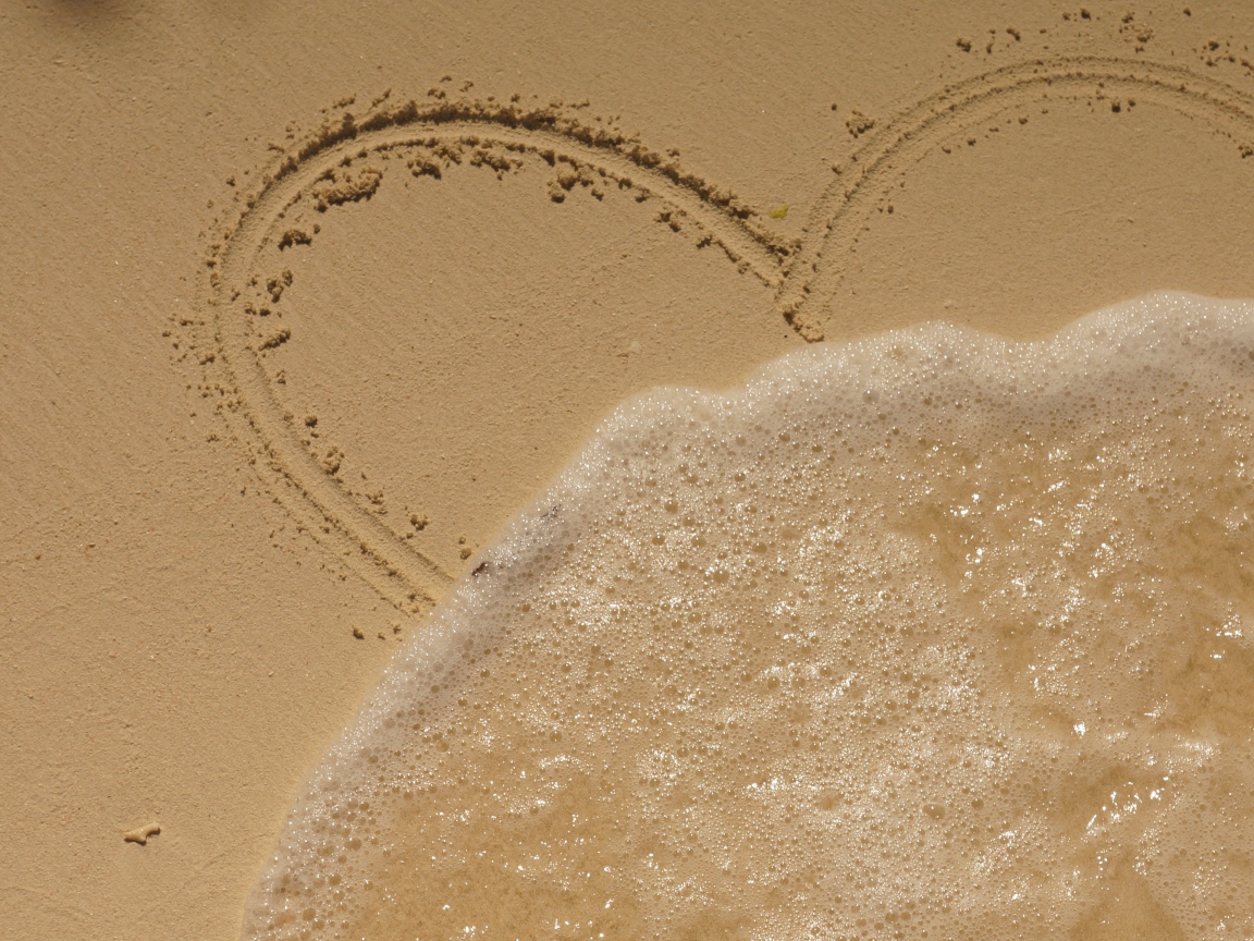 Сердце на песке смывает волной