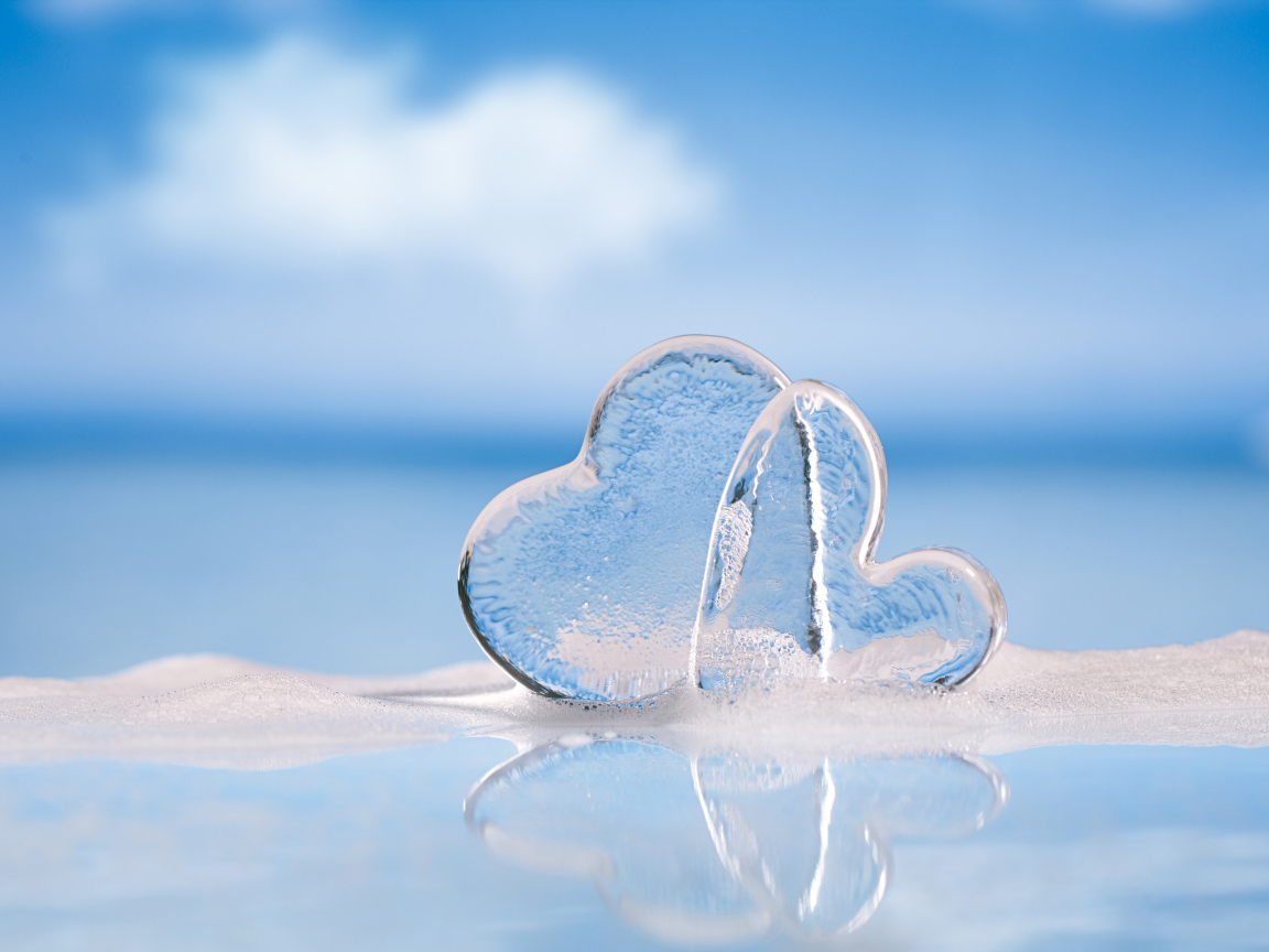 Два ледяных сердца на голубом фоне