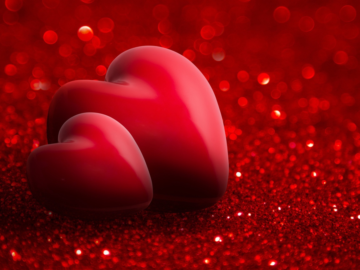 Два красных сердца на блестящем красном фоне