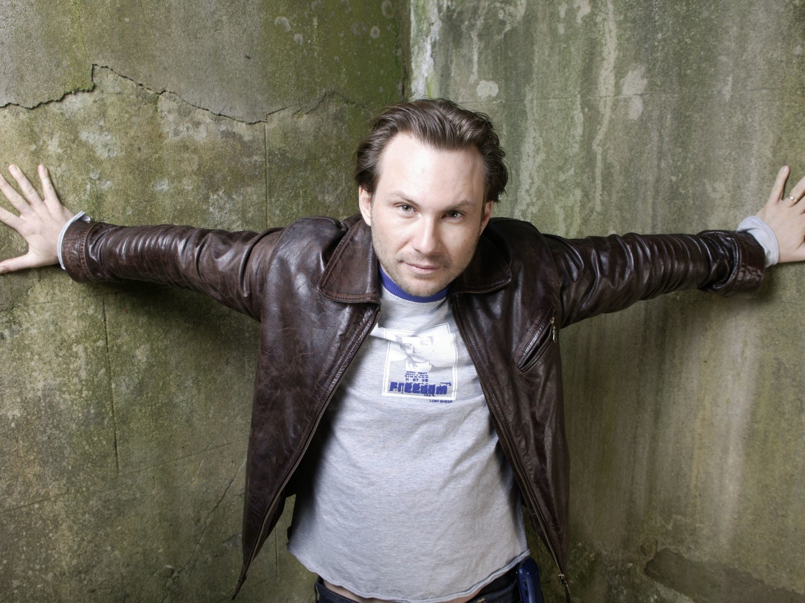 Актер Кристиан Слэйтер в куртке в старой комнате