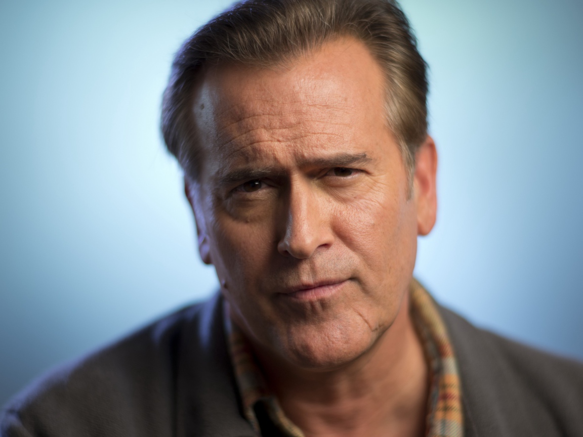 Кареглазый мужчина актер Брюс Кэмпбелл