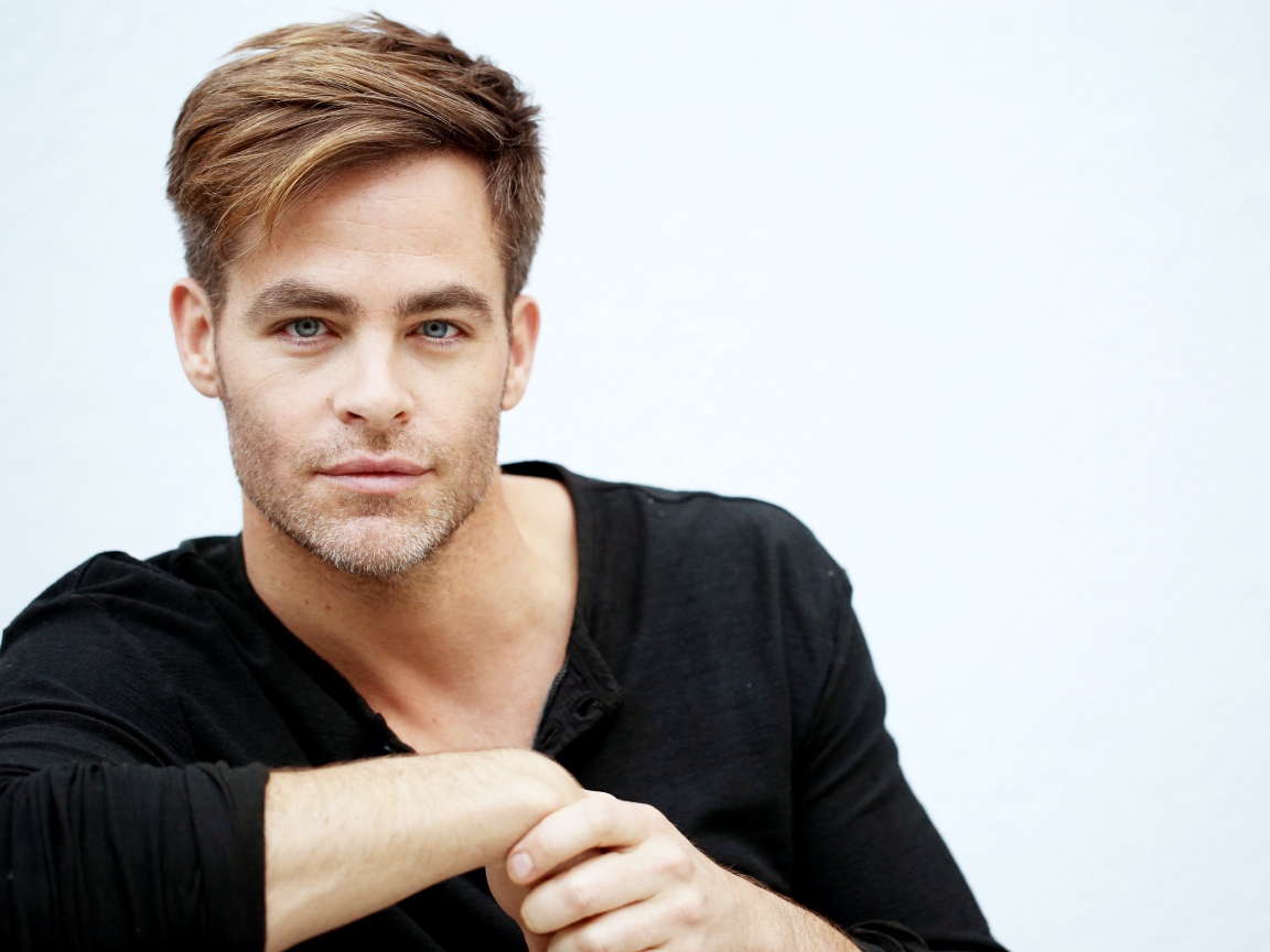 Красивый актер Крис Пайн в черной рубашке 