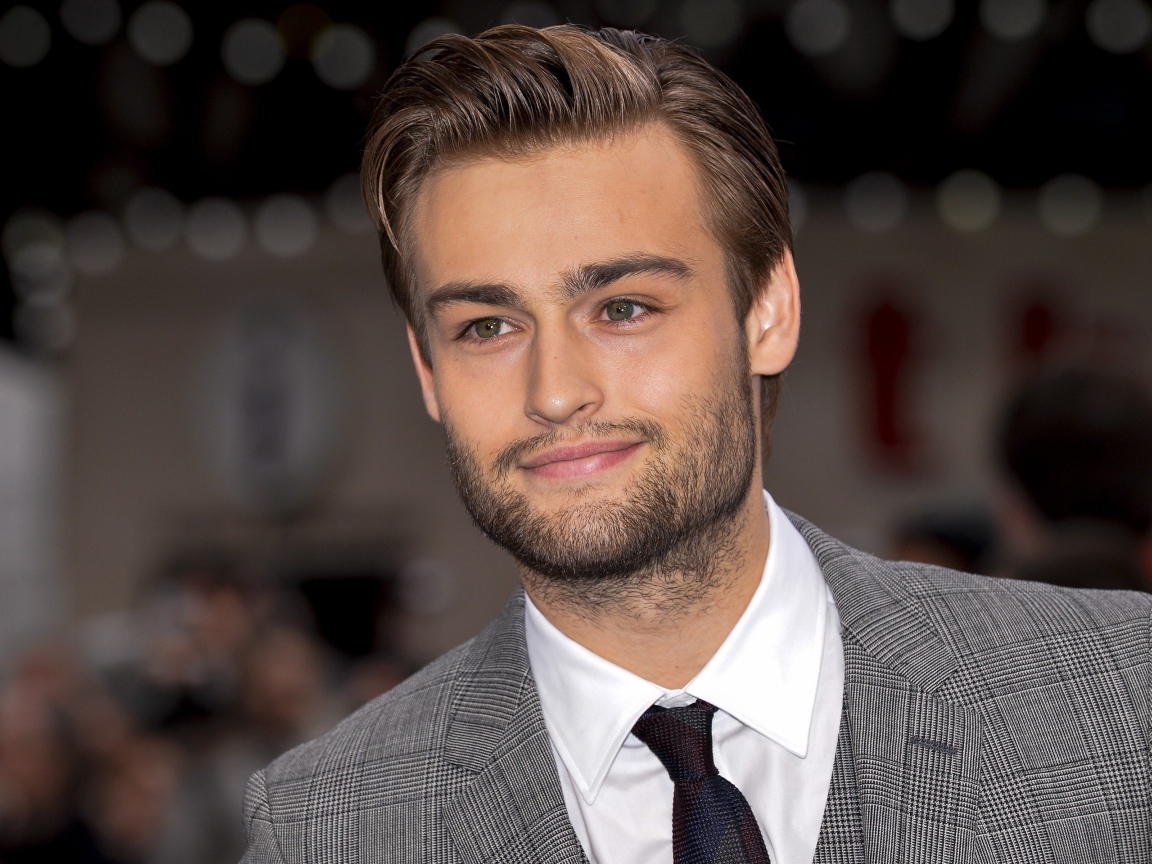 Красивый стильный актер Дуглас Бут в костюме