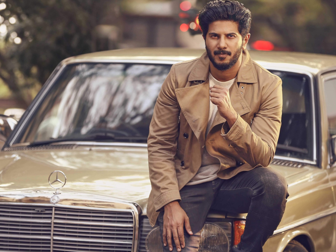 Индийский актер Дулкар Салман сидит на машине