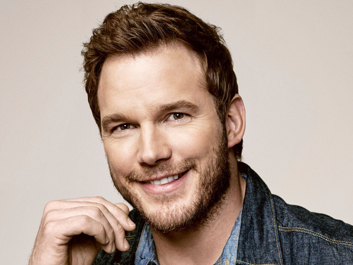Популярный актер Крис Прэтт улыбается 