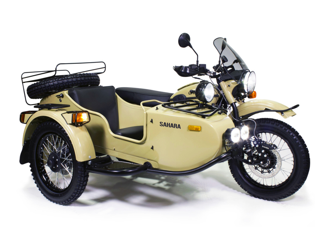Тяжелый мотоцикл Ural Gear Up Sahara на белом фоне