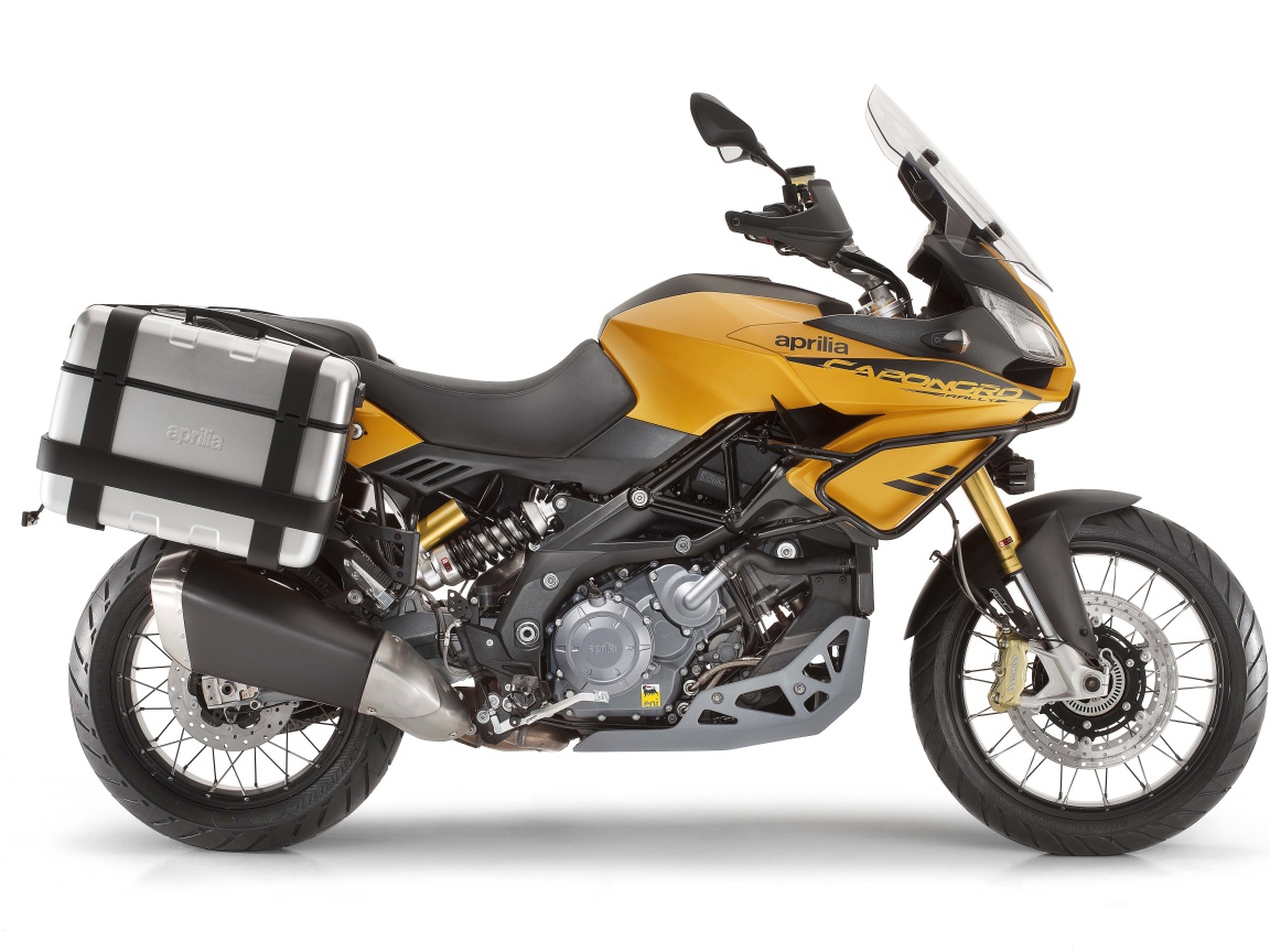 Мотоцикл Aprilia на белом фоне