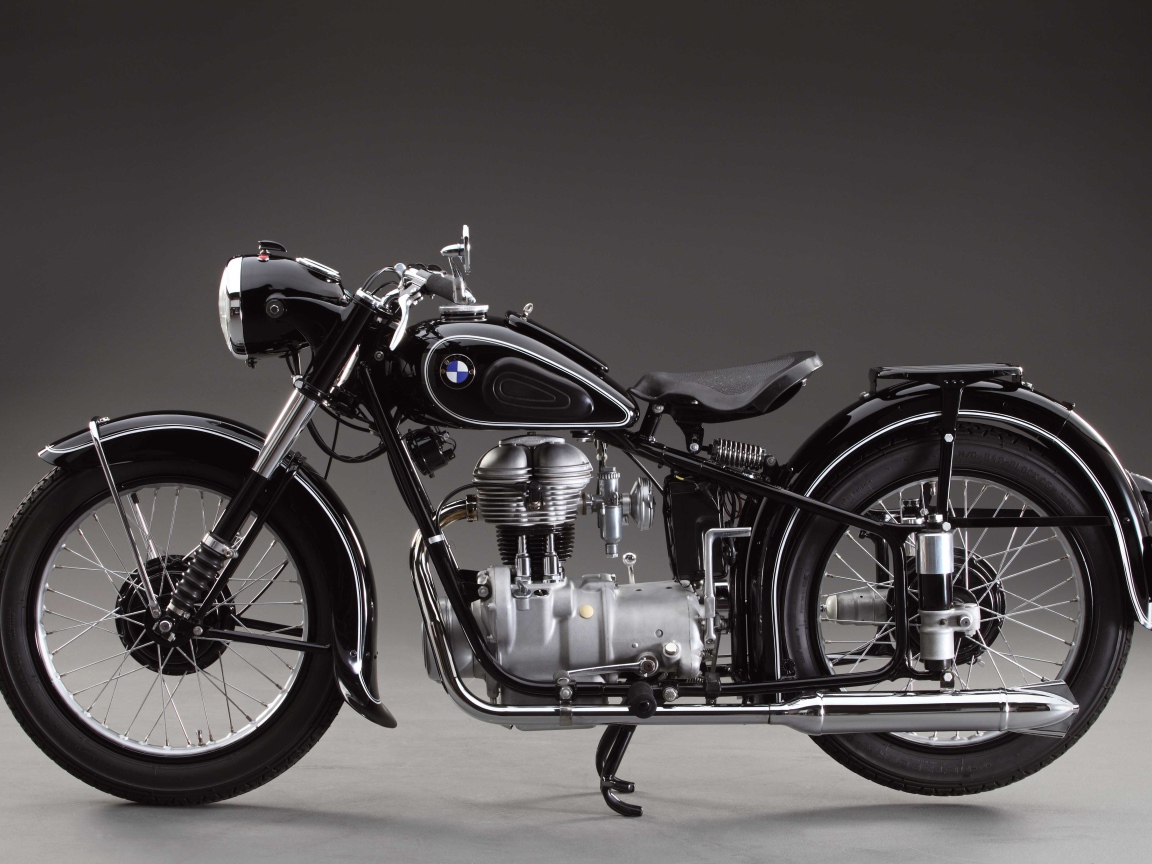 Мотоцикл BMW на сером фоне 