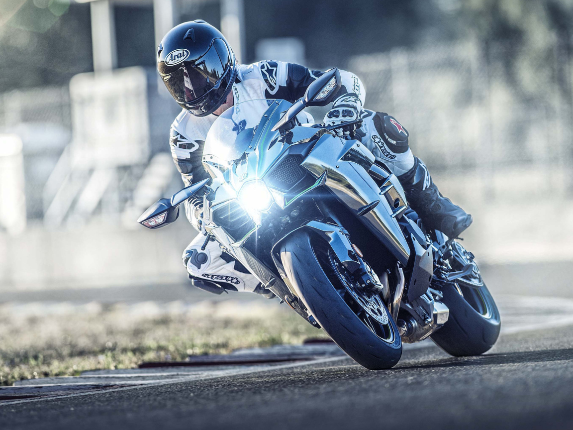 Мотоциклист на мотоцикле Kawasaki Ninja H2, 2019