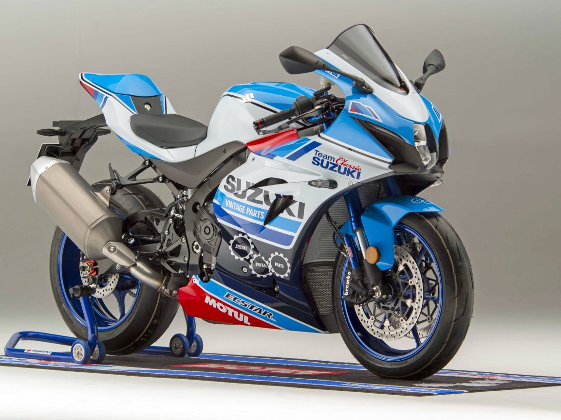Мотоцикл Suzuki GSX-R1000R, 2018 на сером фоне