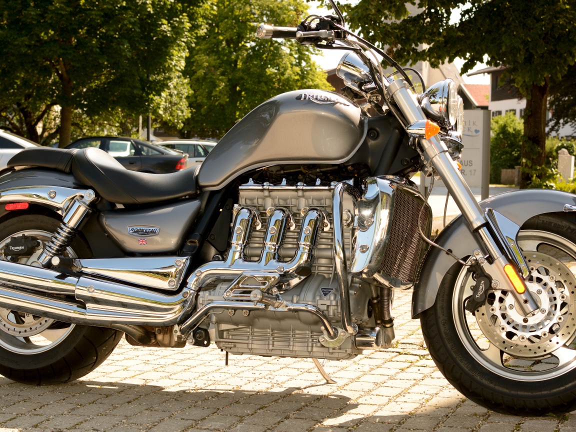 Красивый большой мотоцикл Triumph Rocket III