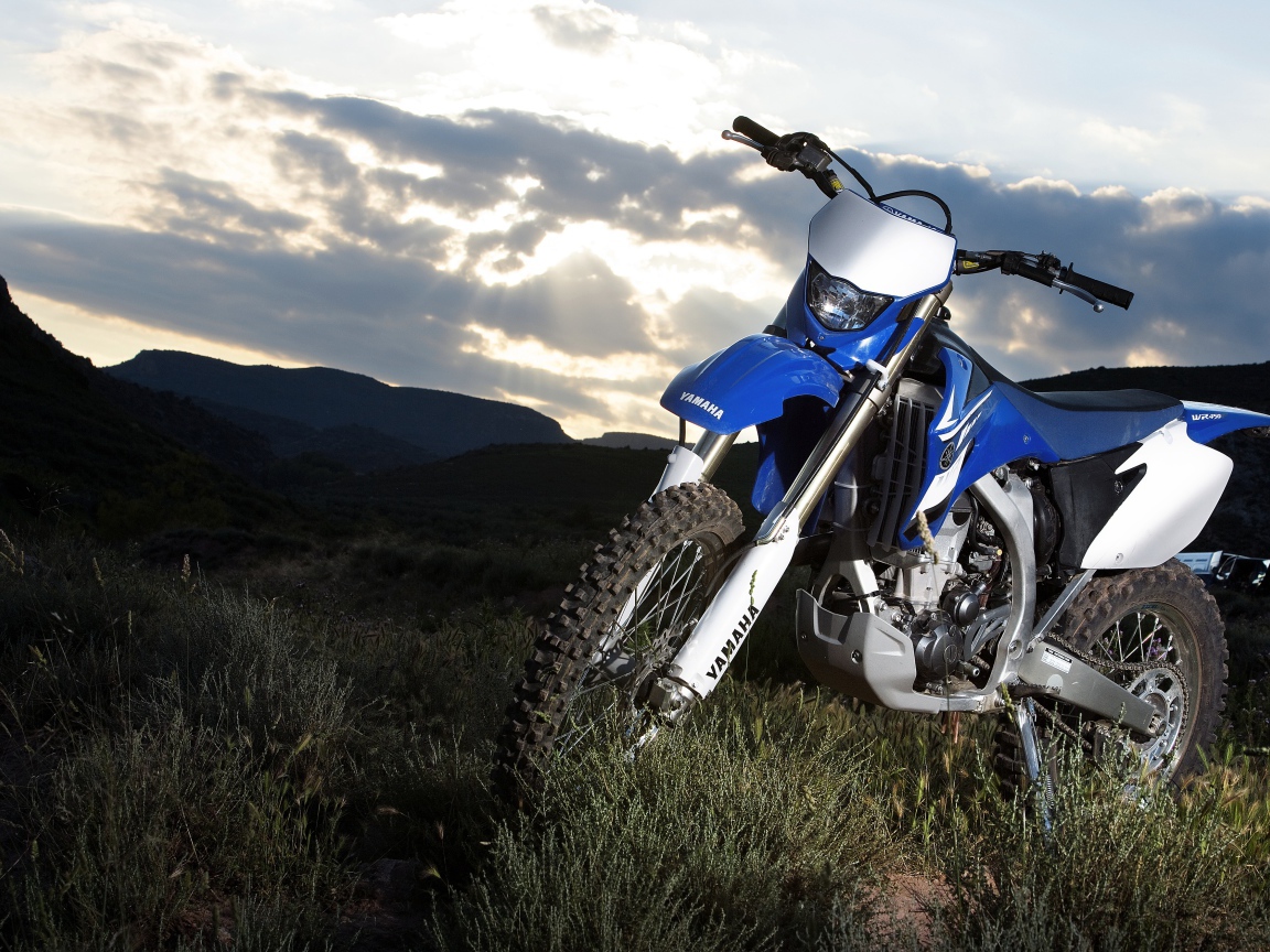 Мотоцикл Yamaha на траве в горах 