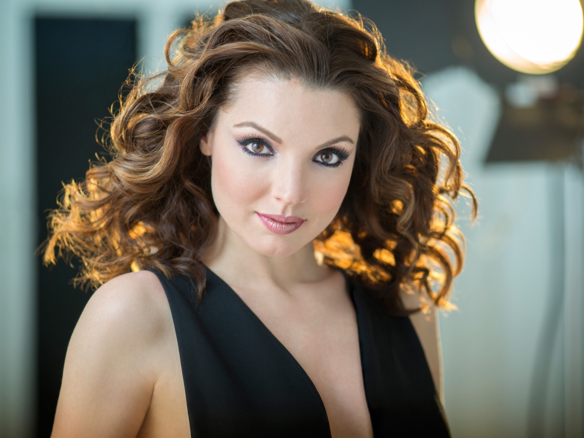 Американская певица сопрано Сара Джой Миллер в черном платье