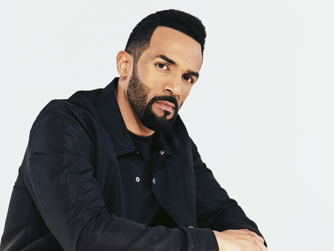 Британский певец Крейг Дэвид в черной куртке