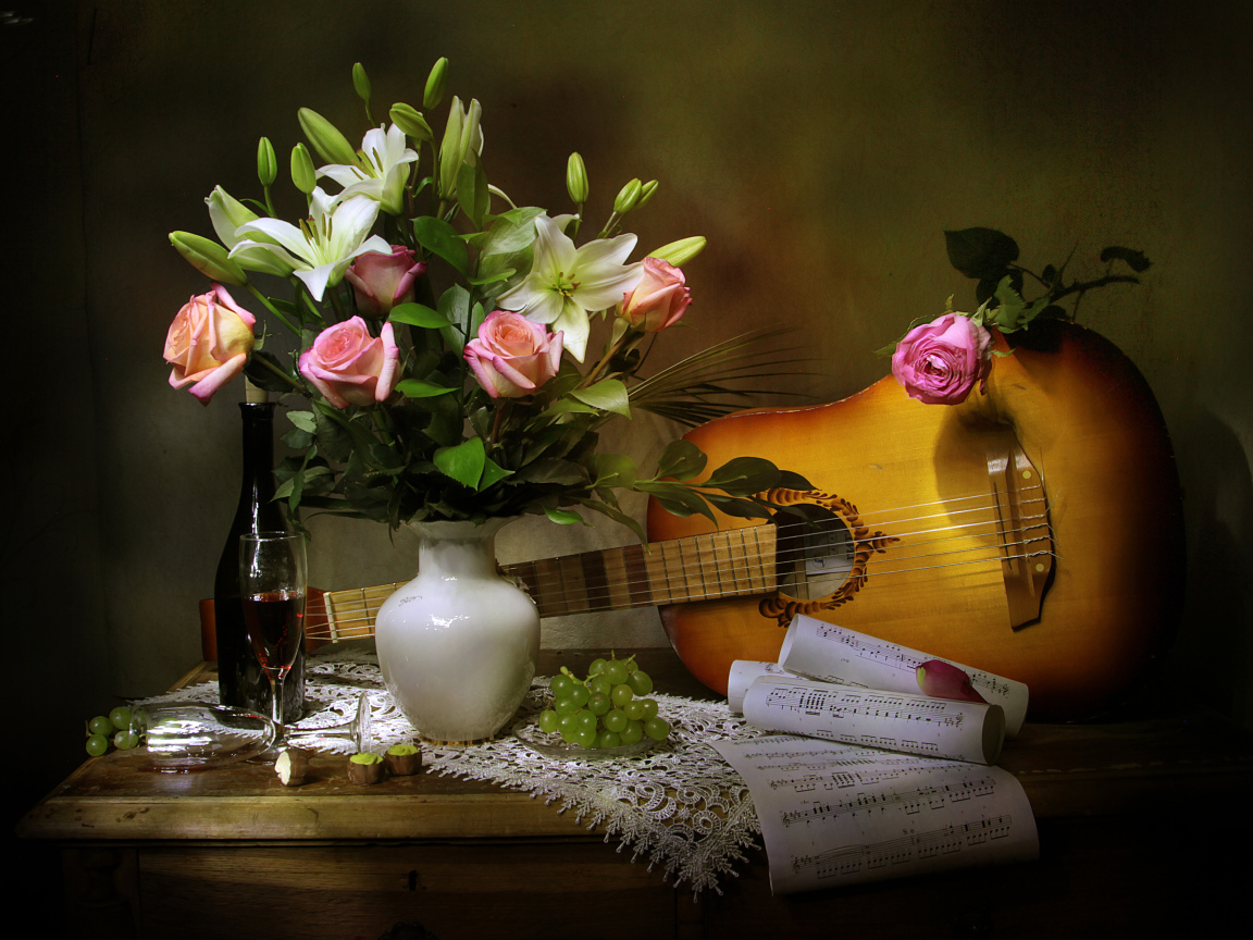Гитара на столе с букетом и вином 