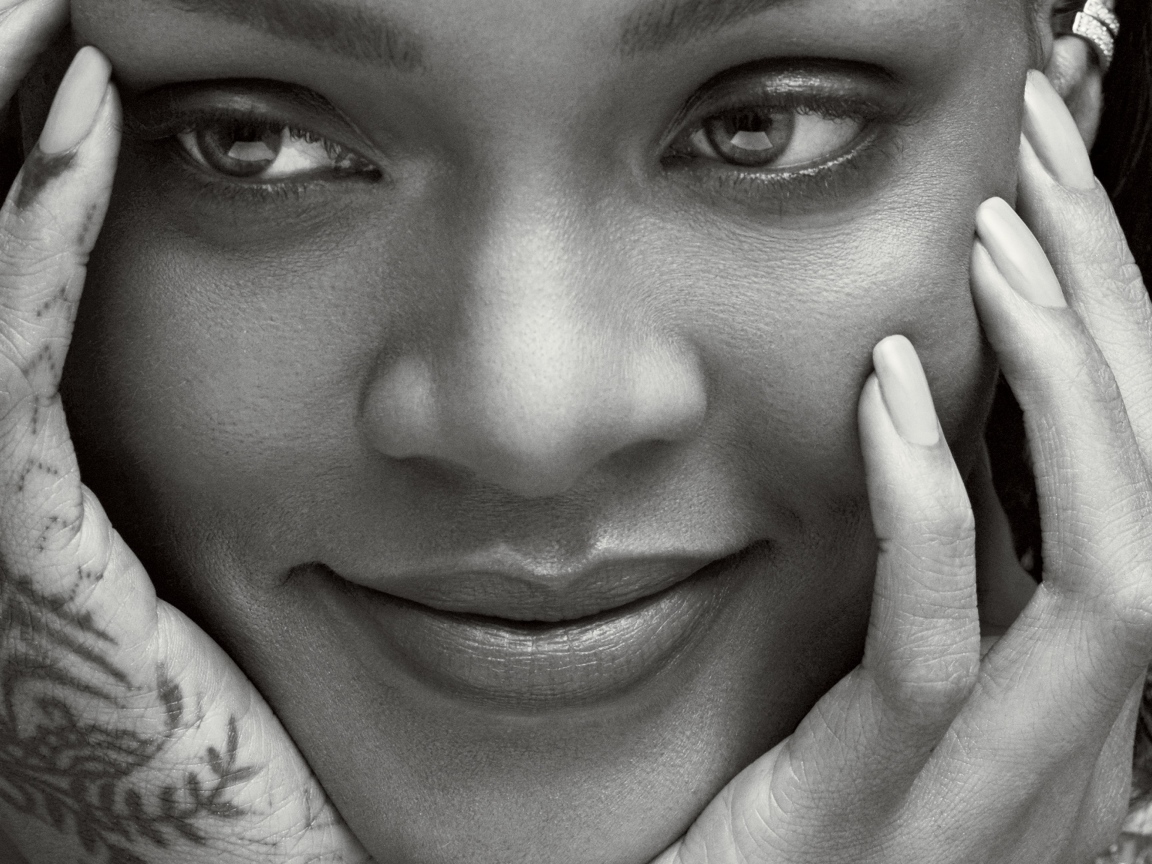 Популярная исполнительница Рианна,  черно-белое фото