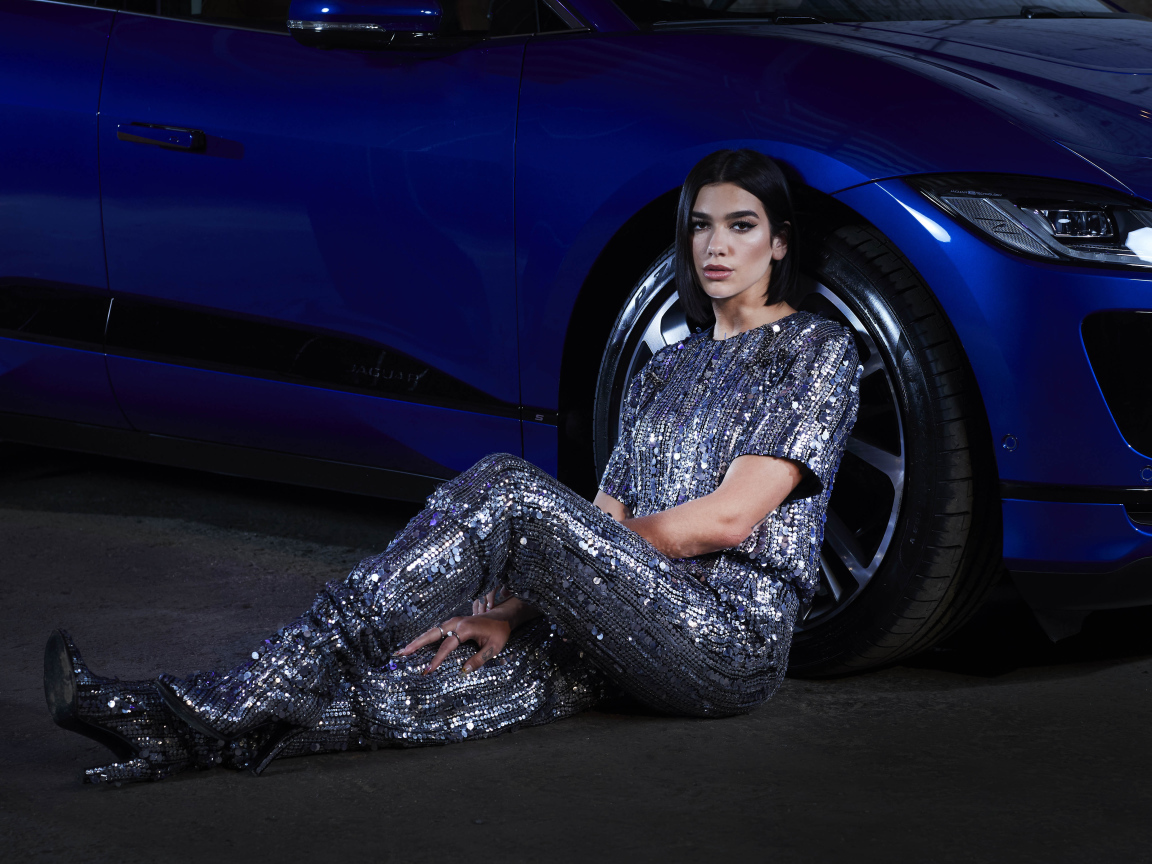 Певица Дуа Липа в блестящем костюме у машины