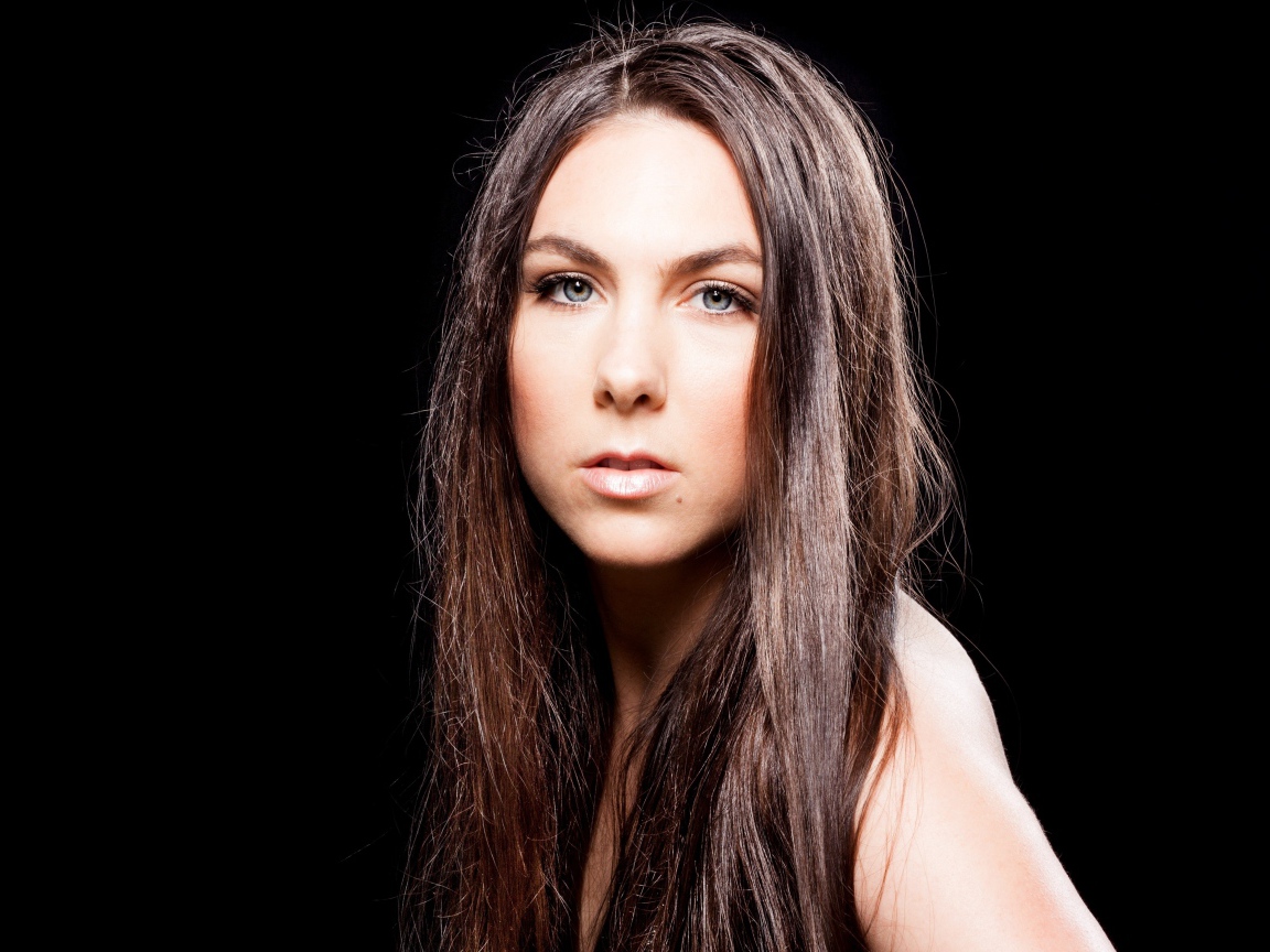 Певица Элиз Рюд фото на черном фоне