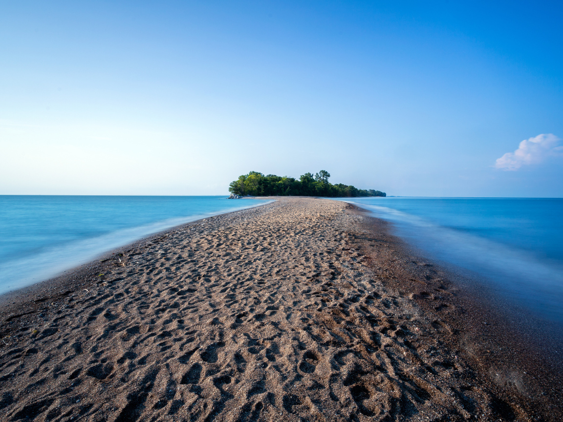 Дорога из песка разделяет океан 