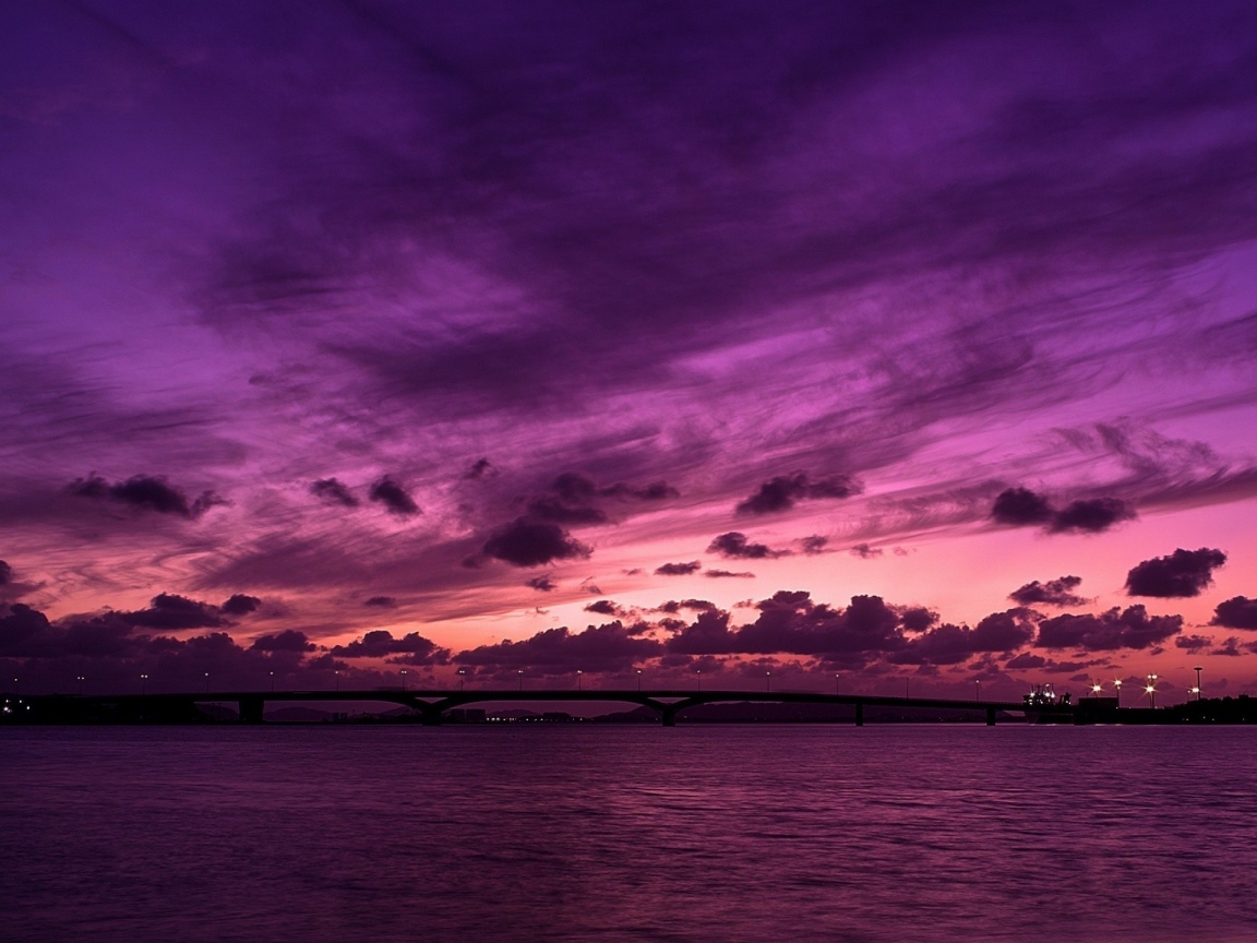 Красивое фиолетовое небо отражается в воде