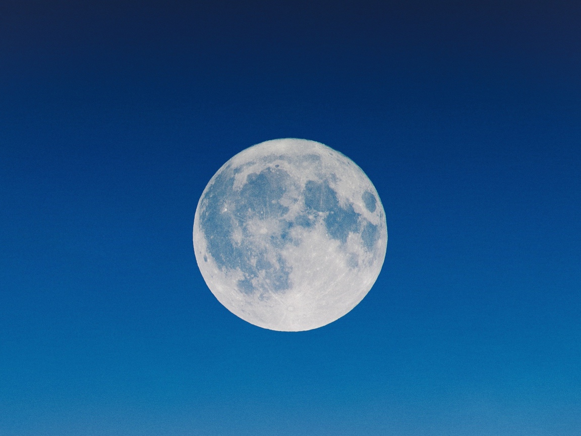 Большая белая луна в голубом небе