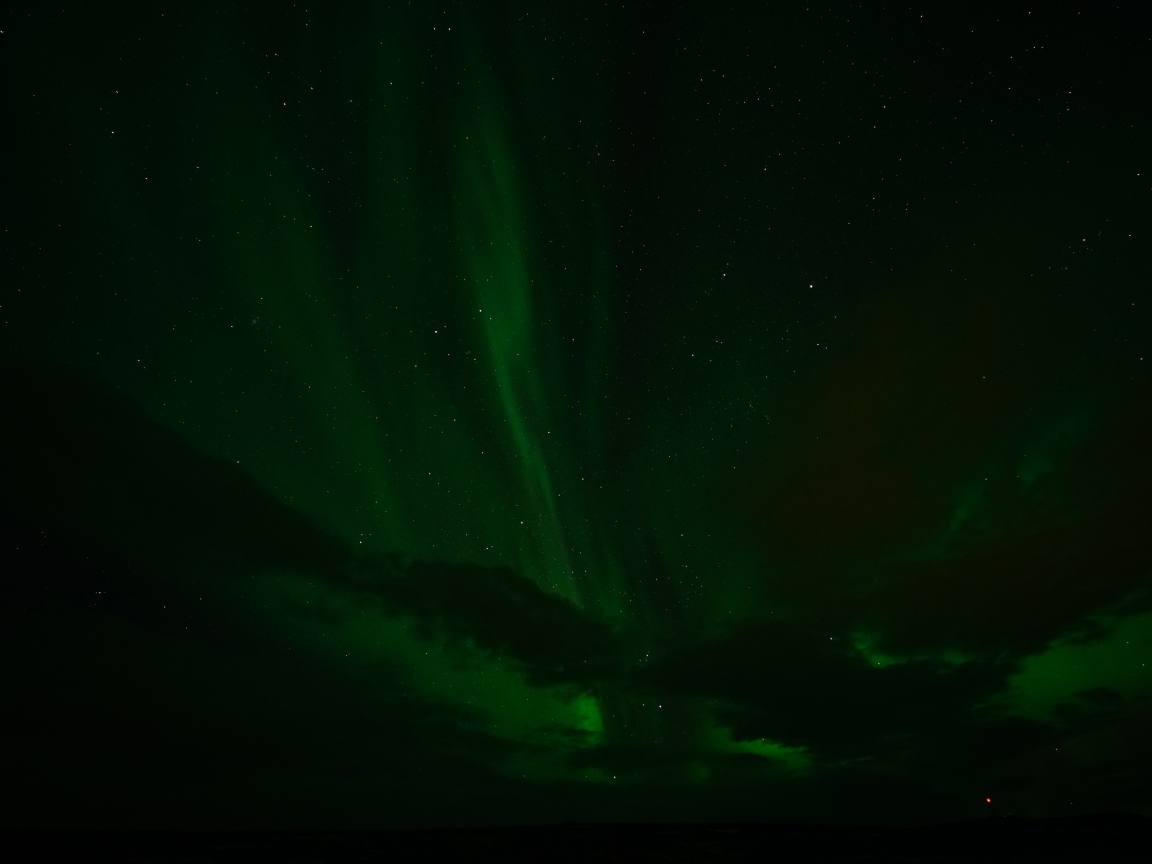 Зеленое северное сияние в звездном небе