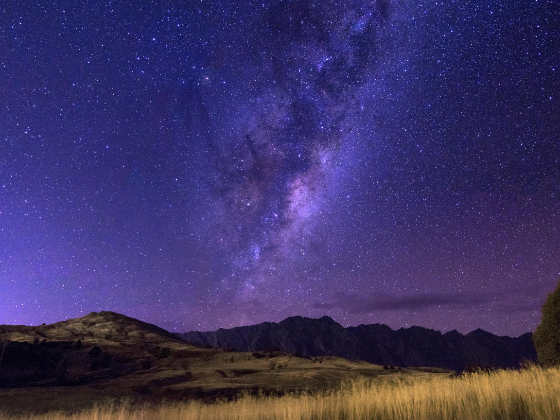 Млечный путь в звездном небе над горами