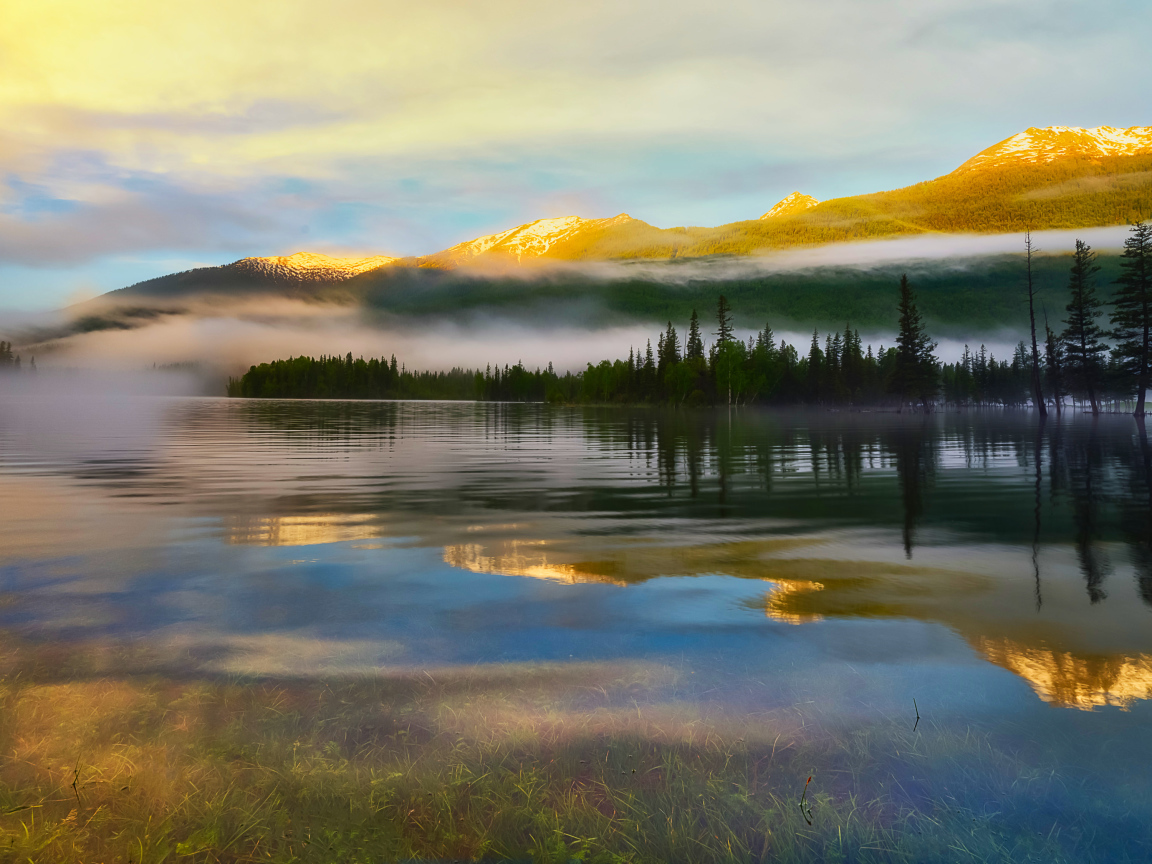 Утренний туман над водой на рассвете в горах 