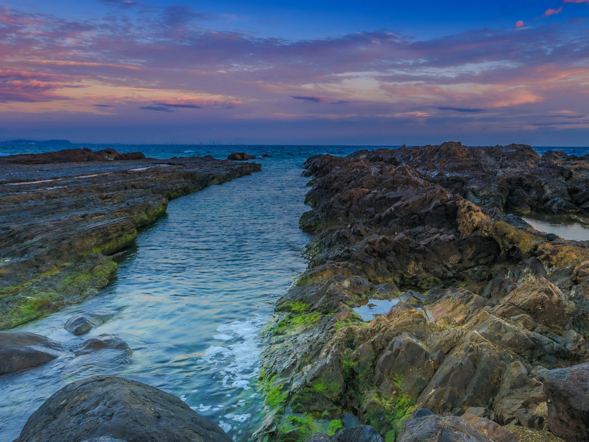 Покрытые мхом камни в морском заливе
