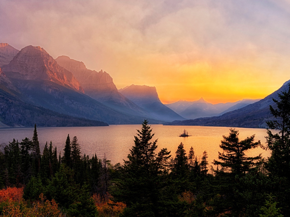Горы, озеро и хвойный лес на рассвете, Национальный парк Глейшер, США
