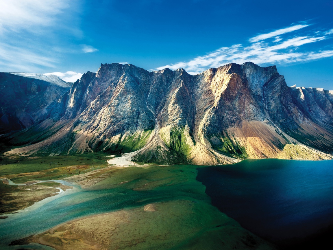 Горы с озером под голубым небом