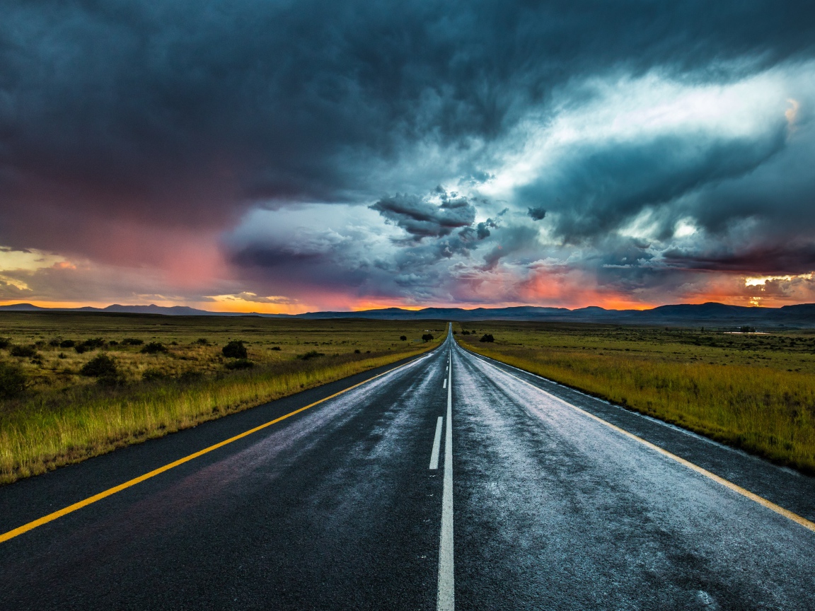 Дорога под красивым пасмурным небом