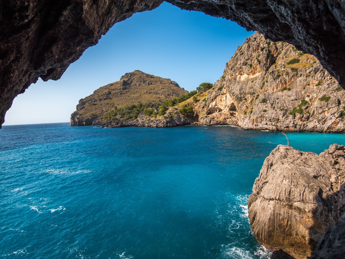 Скалы в морском заливе под голубым небом