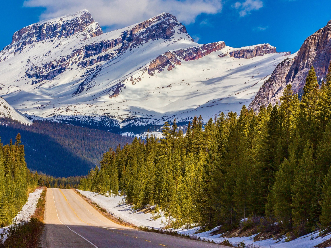 Дорога на фоне заснеженных гор, Национальный парк Банф. Канада