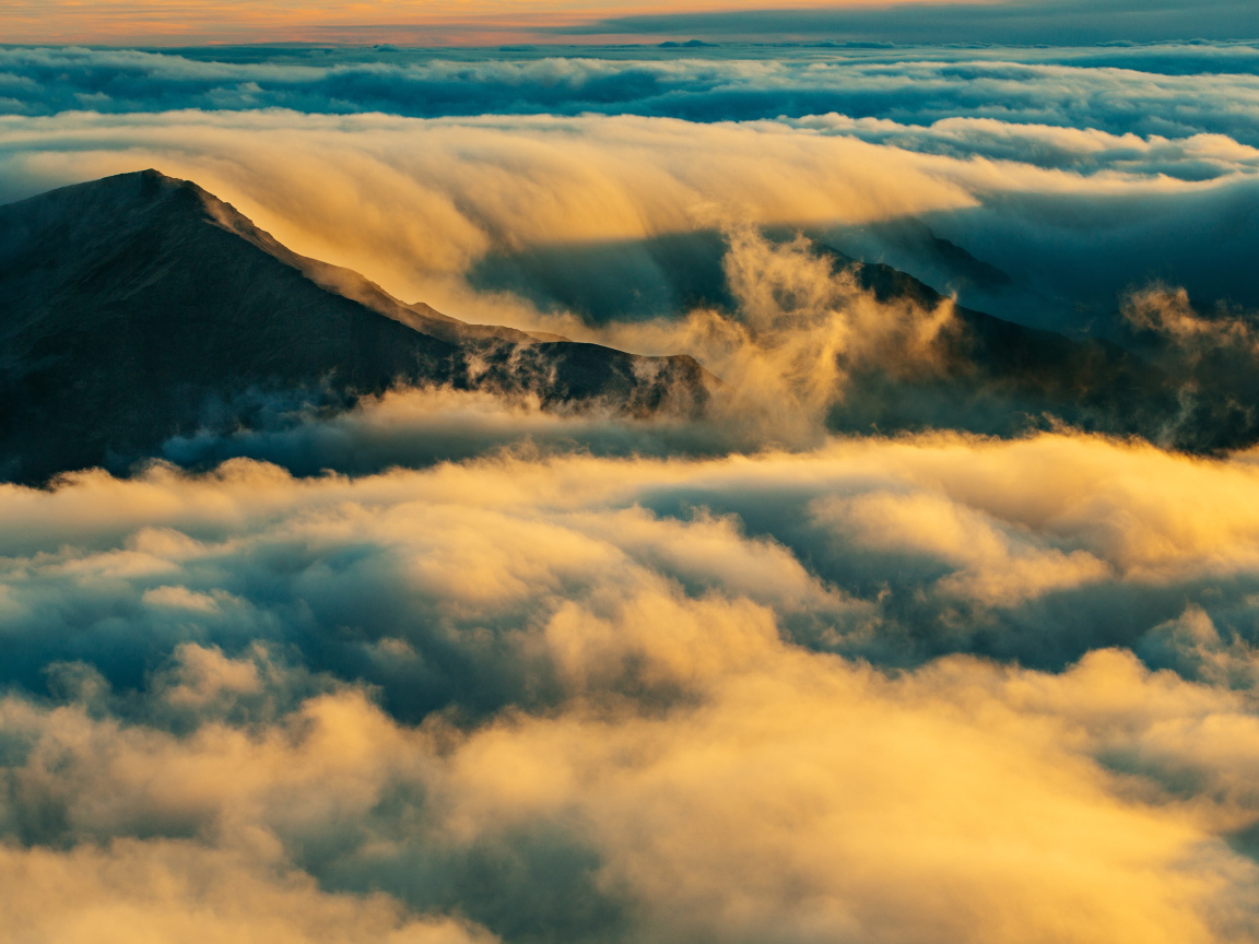 Белые облака высоко в горах 