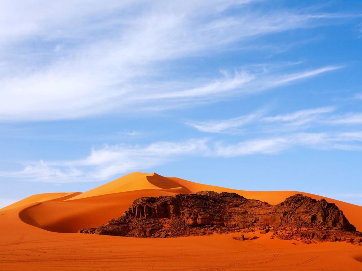 Оранжевая горячая пустыня Сахара под голубым небом