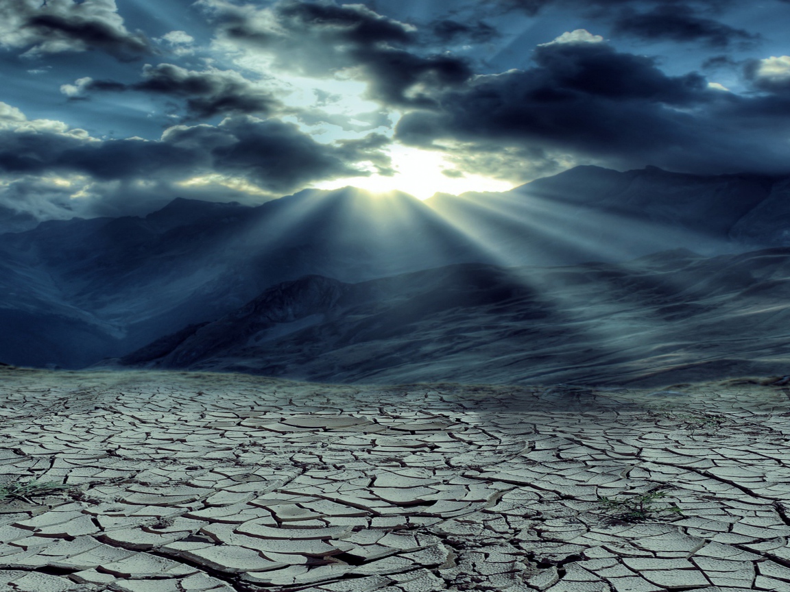 Солнце пробивается сквозь облака над пустыней