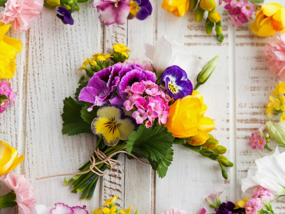 Красивый нежный букет цветов на столе