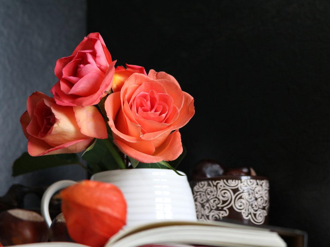 Букет роз в вазе на столе с книгой