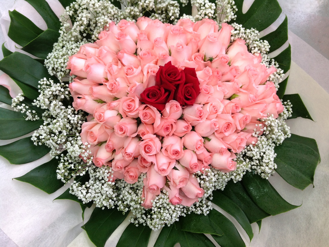 Красивый большой праздничный букет роз 