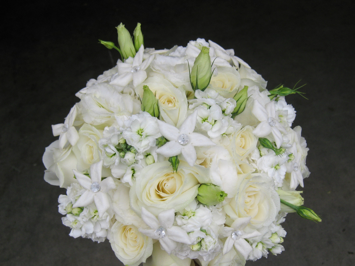 Красивый букет роз с цветами левкой 