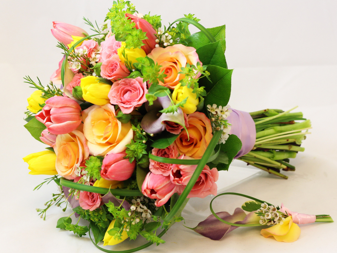 Красивый праздничный букет на белом фоне  