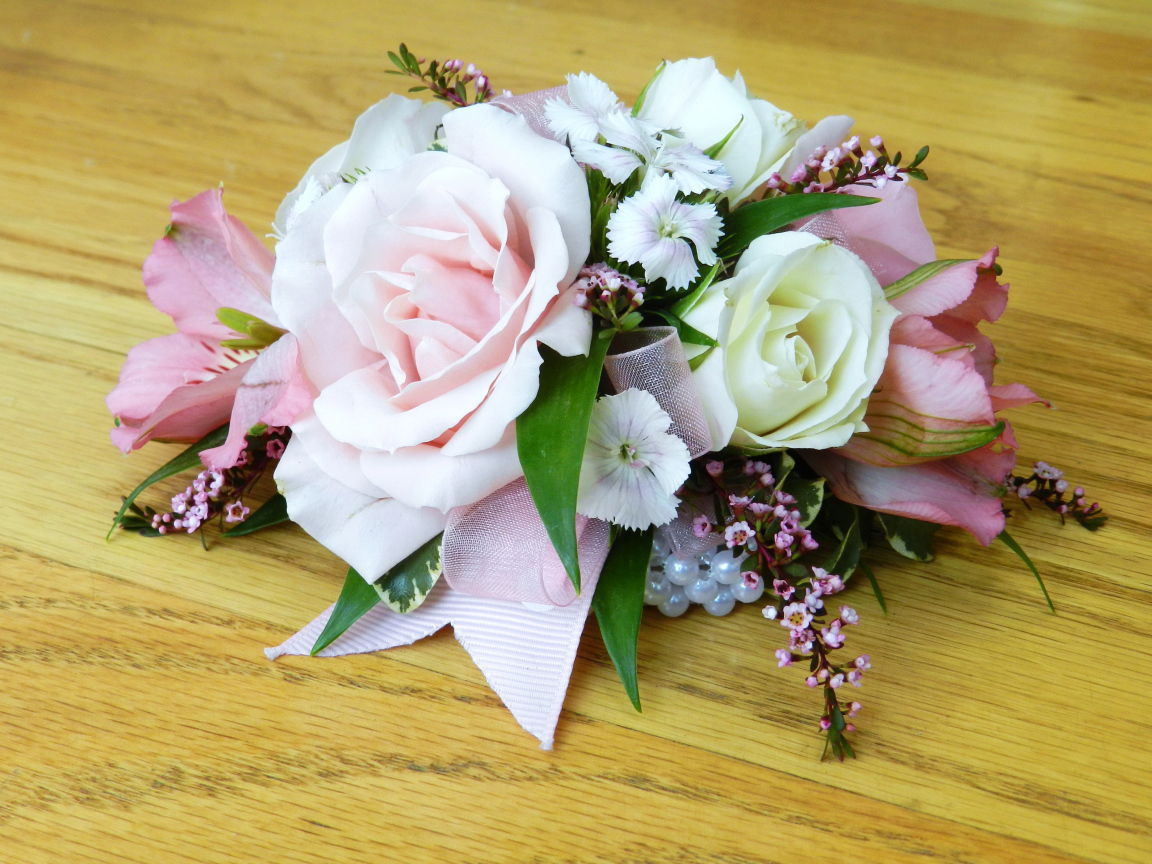Красивые цветы на деревянном столе