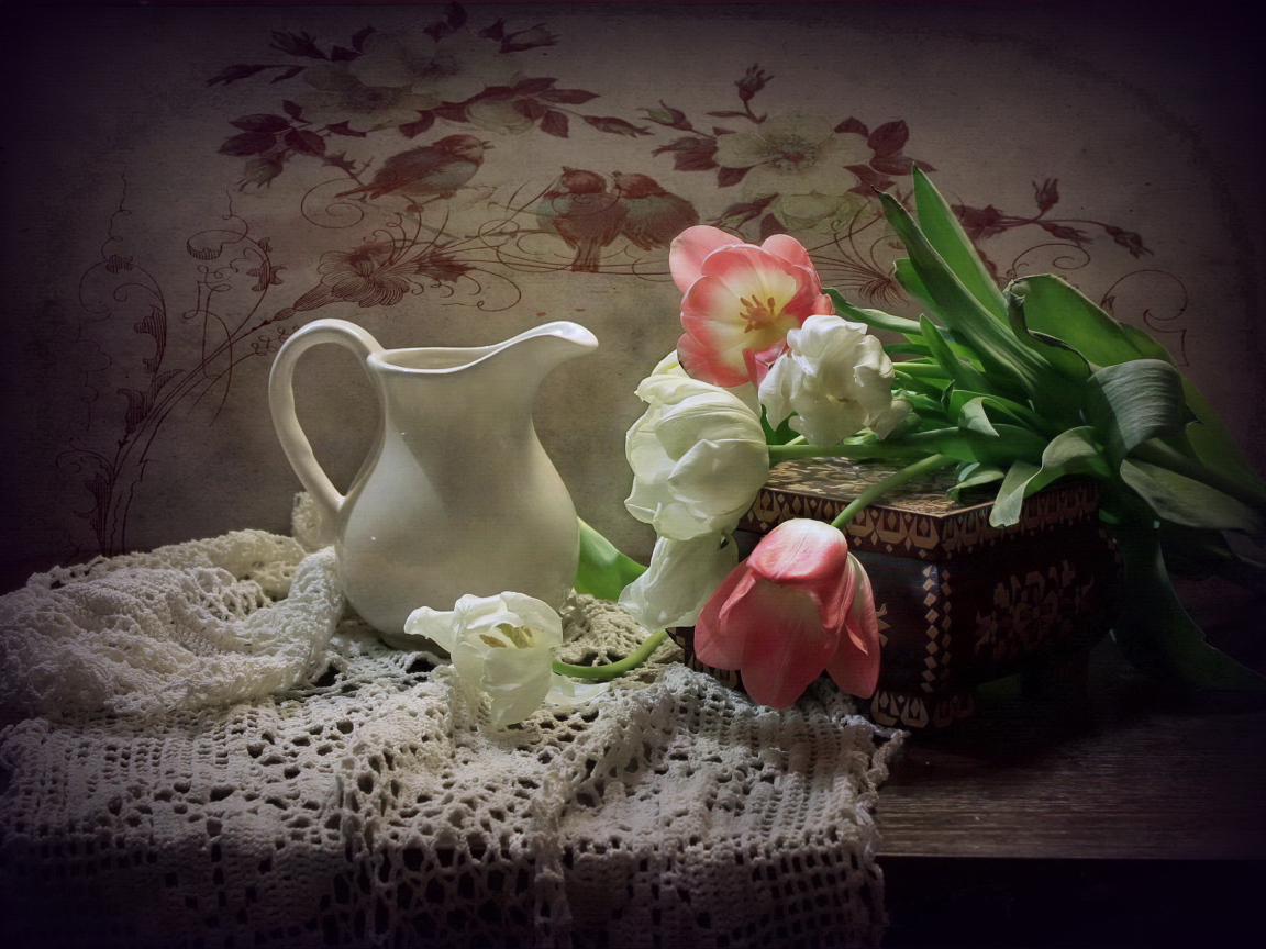 Букет розовых  и белых тюльпанов на столе с кувшином