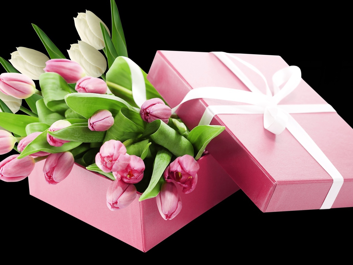 Букет розовых тюльпанов в розовой коробке на черном фоне