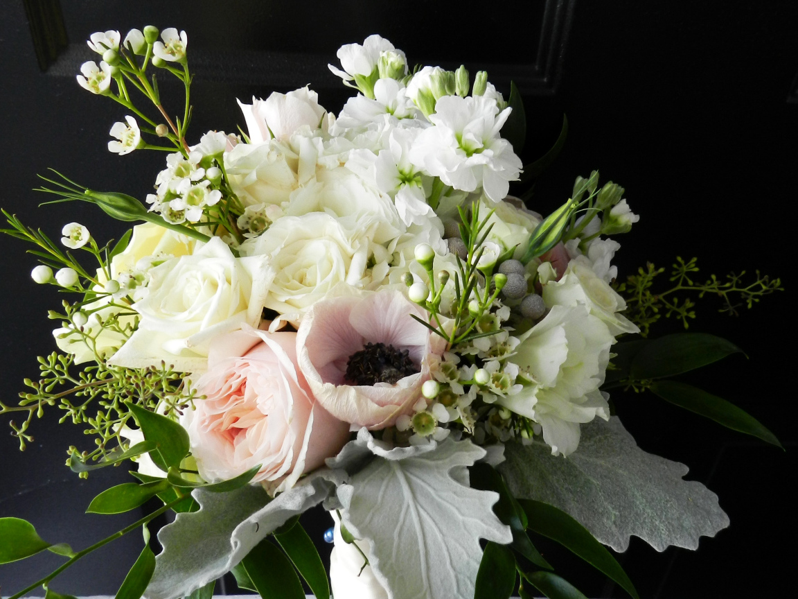 Букет с цветами розы,  анемоны и маттиолы