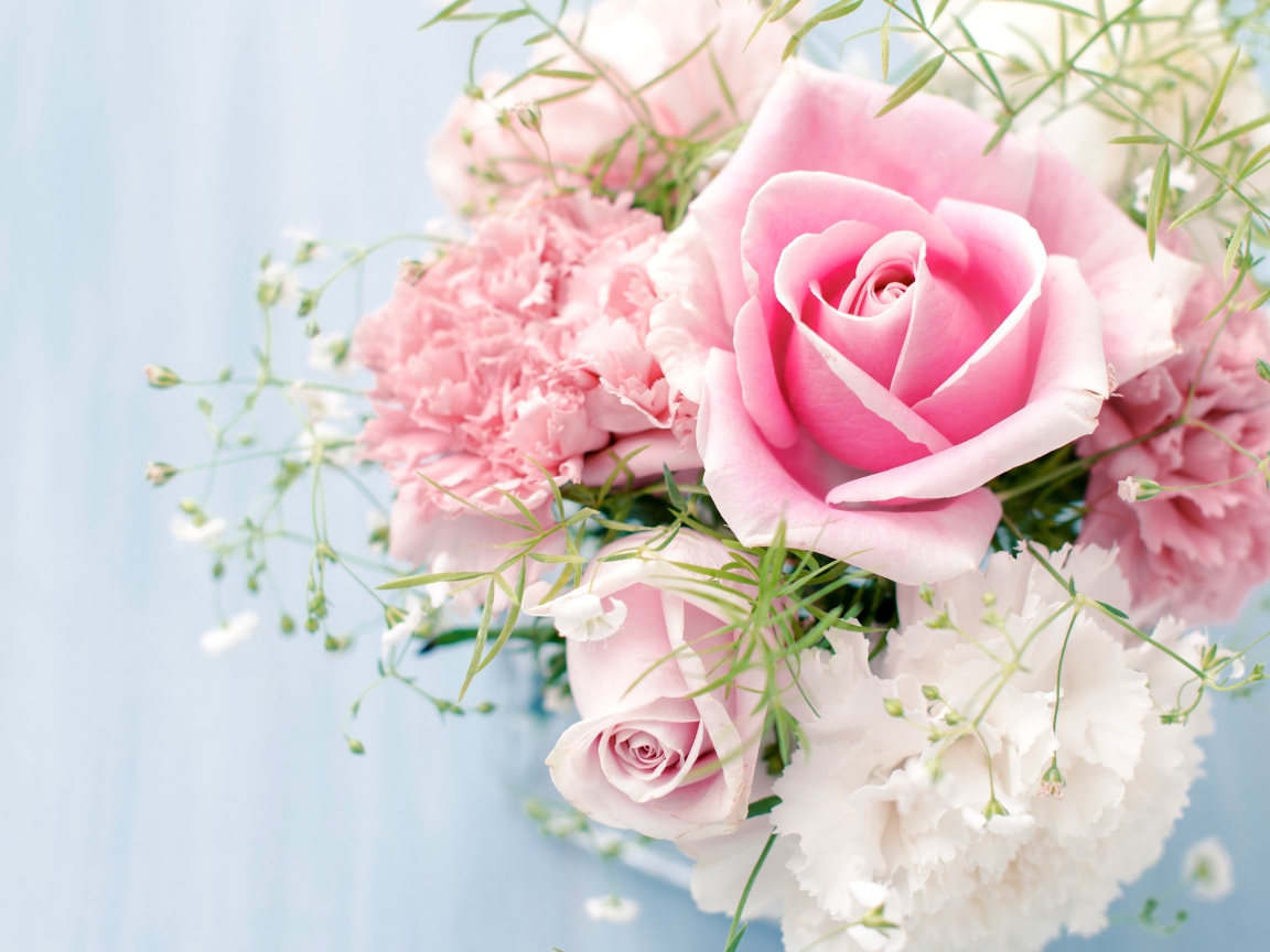 Букет с розами и розовыми пионами на голубом фоне